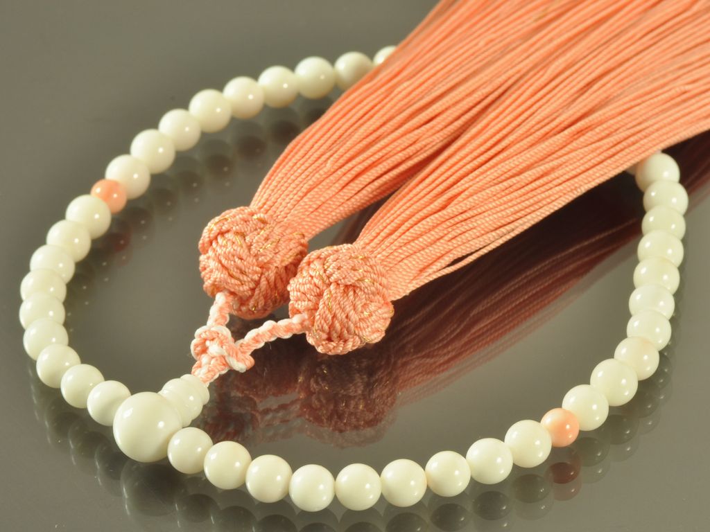 白珊瑚（6mm） 二天ピンク珊瑚 蓮華切り房（韓紅花色） 女性用高級略式数珠 ｜ 数珠・念珠の専門店亀屋 京都の数珠職人がつくる日本製のお数珠を販売